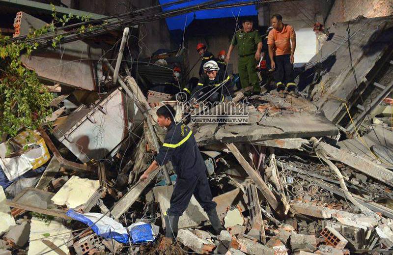 Công tác cứu hộ vô cùng khẩn trương tại hiện trường vụ sập nhà. Ảnh: Vietnamnet