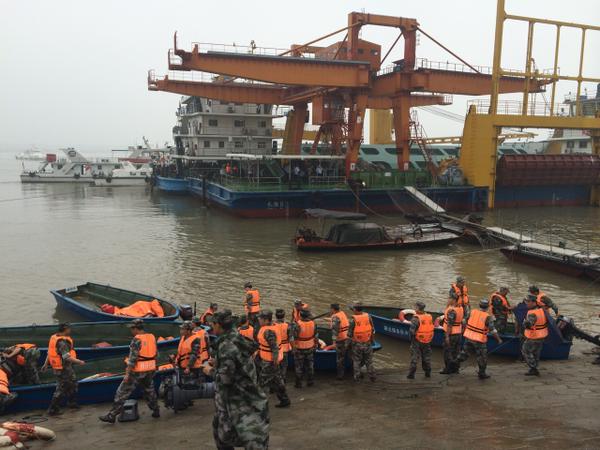 Tính đến 10h sáng 2/6, mới chỉ có 30 người có mặt trên con tàu Trung Quốc bị nạn được cứu sống
