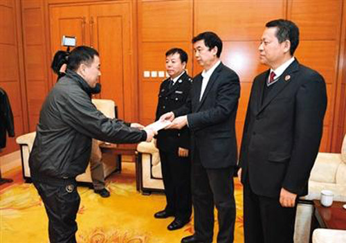 Vương trao bản tự thú vì tội danh tham nhũng Trung Quốc tại sân bay Bắc Kinh cho đại diện CCDI. Ảnh Xinhua