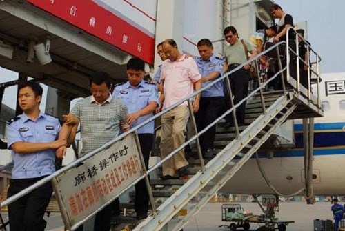 Hai tội phạm tham nhũng Trung Quốc trốn ra nước ngoài bị đưa về nước tháng 8/2014