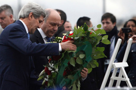 Sau vụ thảm sát Paris khiến 17 người chết, ngoại trưởng Mỹ John Kerry tới viếng thăm và đặt vòng hoa