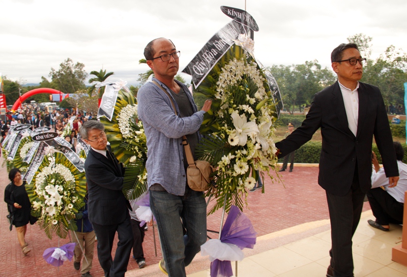 Đại diện các tổ chức quốc tế, các hội, đoàn thể Hàn Quốc dâng hoa, dâng hương đến những nạn nhân trong vụ thảm sát Bình An năm 1966