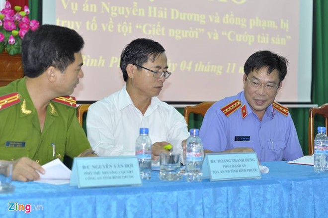 Ông Nguyễn Văn Đơi - Phó trưởng Cơ quan cảnh sát điều tra Công an Bình Phước trao đổi với đại diện VKSND trước buổi họp báo. Ảnh: