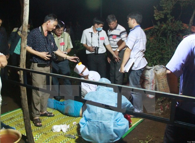 Lực lượng chức năng khám nghiệm hiện trường vụ thảm sát Gia Lai 23/8/2015
