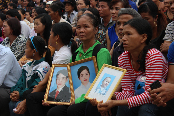Gia đình nạn nhân mang di ảnh người thân đến tham dự phiên tòa xét xử vụ án thảm sát 4 người ở Yên Bái