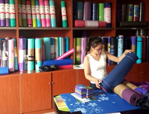 thảm yoga bán phổ biến trên thị trường với giá 100.000-500.000 đồng/chiếc.