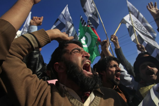 Đám đông biểu tình phản đối tạp chí Charlie Hebdo ngày 16/1 tại Pakistan