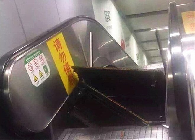 Ảnh chụp các bậc thang của chiếc thang cuốn Trung Quốc bất ngờ bật tung được đăng tải lên mạng xã hội