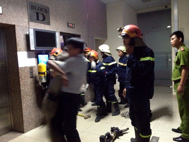 Giải cứu 16 người kẹt trong thang máy ở Sài Gòn