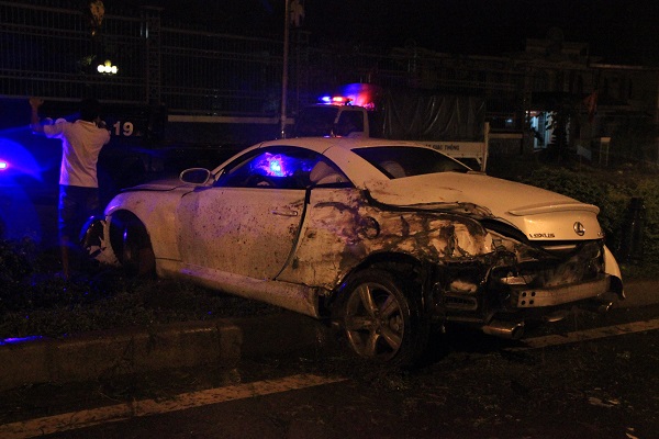 Tại hiện trường vụ tai nạn giao thông, chiếc xe Lexus không biển số nằm vắt ngang dải phân cách