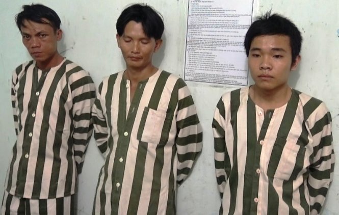 Nhóm thanh niên chuyên cướp của người nghèo tại cơ quan điều tra (từ trái sang): Đỗ Hà Trần Nhựt, Đặng Ngọc Thành, Nguyễn Kông Thành