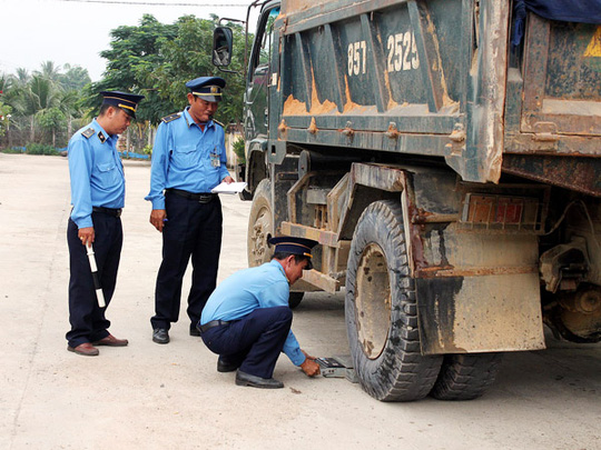Thanh tra giao thông Ninh Thuận kiểm tra xe trên tuyến Quốc lộ 27