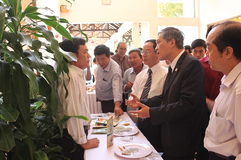 Thứ trưởng Bộ Khoa học và Công nghệ Trần Văn Tùng trao đổi và tìm hiểu về công nghệ làm thanh long sấy dẻo của Công ty TNHH TMDV XNK Bé Dũng