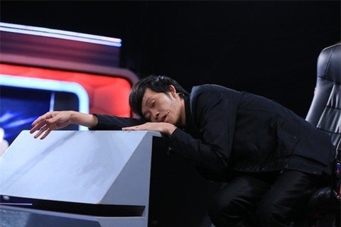 Danh hài thường bị bắt gặp ngủ gục mỗi khi ngừng quay chương trình.