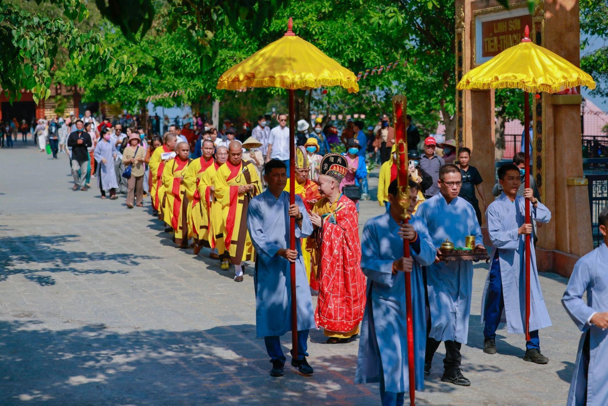 Lễ vía Quán Thế Âm Bồ Tát hút hàng ngàn Phật tử thập phương đến núi Bà Đen