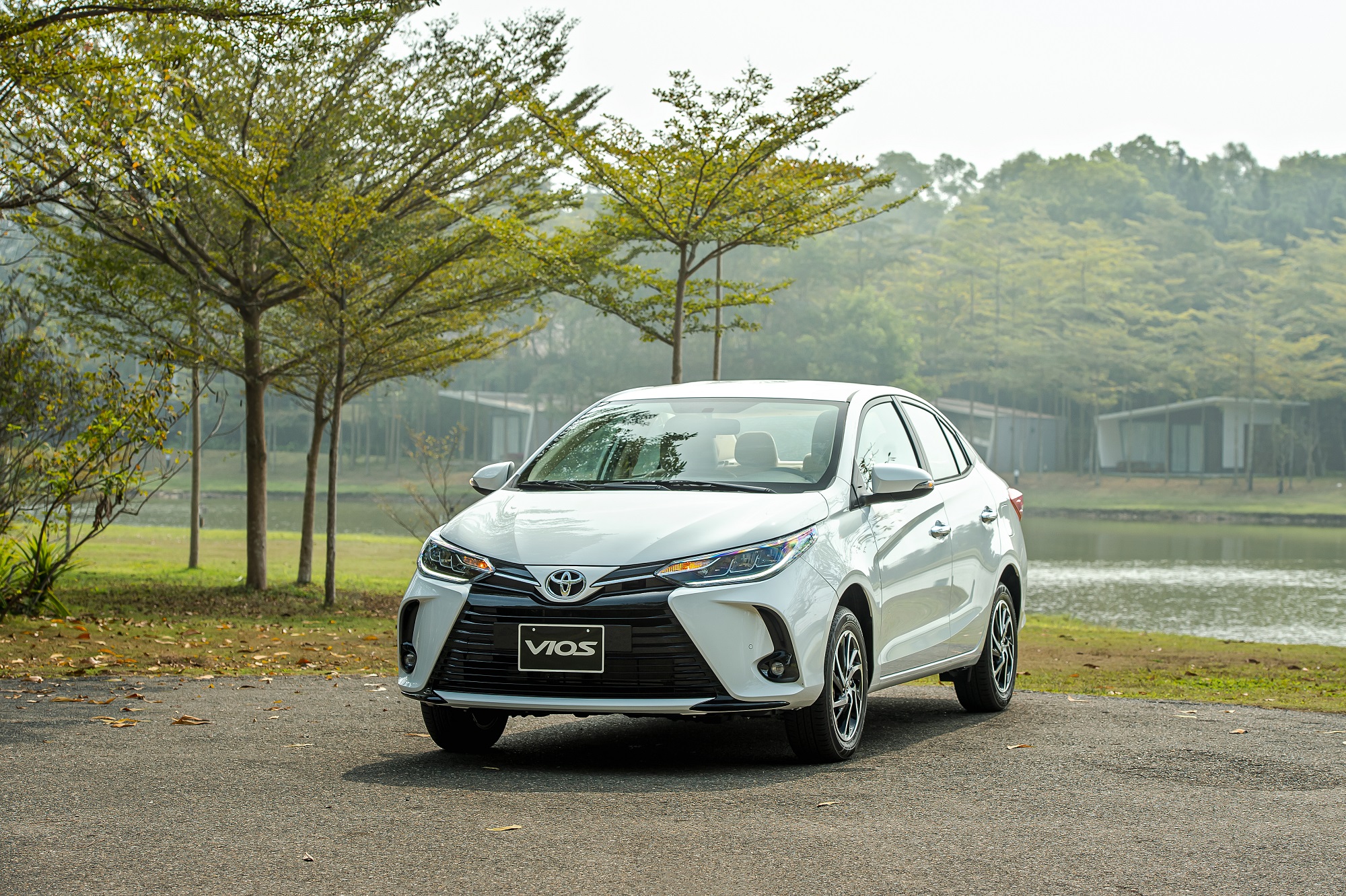 Toyota tặng lệ phí trước bạ hai mẫu xe Vios và Corolla Cross