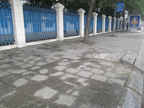 Vỉa hè đường Nguyễn Văn Linh vẫn còn tốt như trong ảnh nhưng đã bị phá đi, thay gạch mới