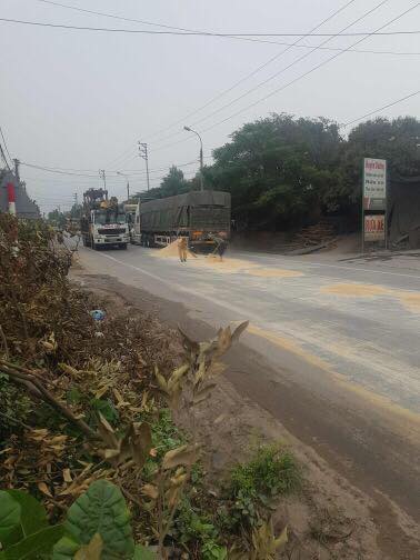 Xe chở ngô bị đổ và hành động bất ngờ của CSGT Quảng Ninh