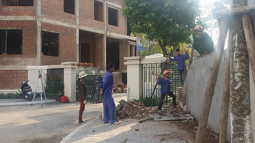 Một số công nhân đang tháo dỡ bức tường của Công ty Handico 7
