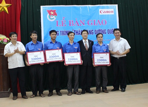 Canon Viet Nam hỗ trợ thắp đèn ở các đường quê nông thông tỉnh Bắc Ninh