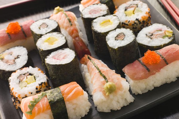 Sushi được khuyến cáo là thực phẩm mẹ bầu nên kiêng tuyệt đối trong quá trình mang thai