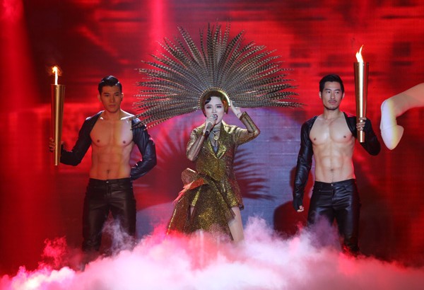 Tóc Tiên mở màn The remix 2015 đêm thi thứ 4 với ca khúc Ngày mai