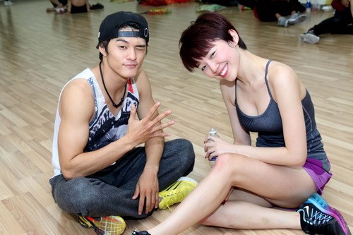 Tóc Tiên tươi tắn bên Lâm Vinh Hải - người hỗ trợ cô về vũ đạo trong các bài thi ở The Remix 2015 