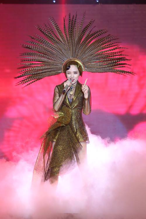 Tóc Tiên dính nghi án đạo nhạc tại The Remix 2015