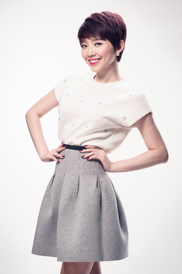 Trong bộ ảnh lần này, Tóc Tiên chọn phong cách trẻ trung, nhẹ nhàng khác hẳn với phong cách sexy thường thấy trên sân khấu The Remix 2015