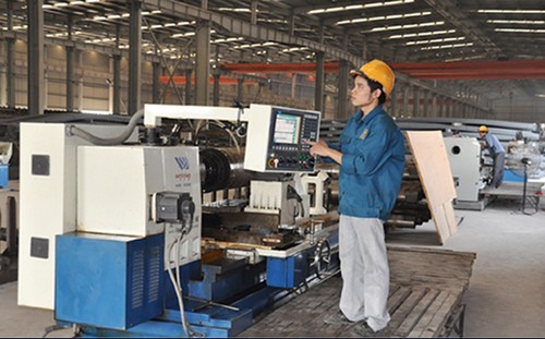Đội ngũ kỹ sư, công nhân làm việc tại nhà máy sản xuất thép ISO đều được đào tạo bài bản