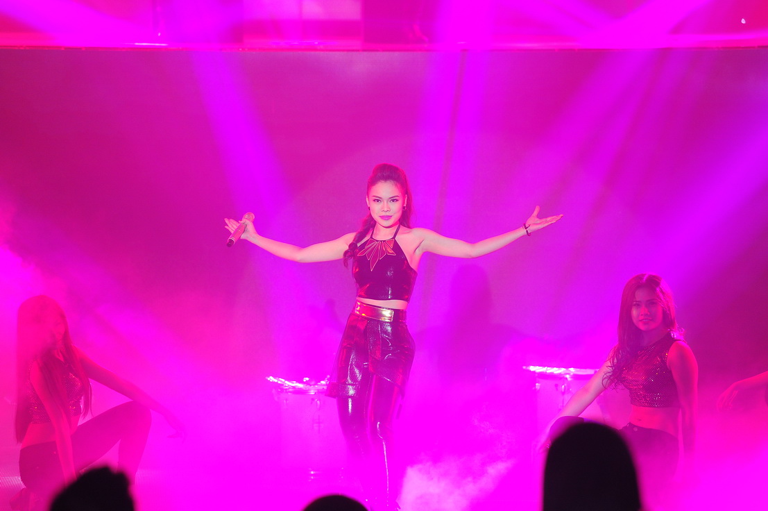 Giang Hồng Ngọc trình bày bản phối Bèo dạt mây trôi mới lạ trong lần đầu ra mắt The Remix 2015