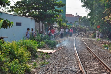 Thi thể người đàn ông vỡ đầu bất thường bên đường tàu