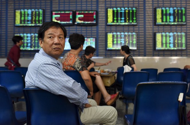 Các nhà đầu tư nhỏ lẻ lo lắng theo dõi từng diễn biến của thị trường chứng khoán Trung Quốc