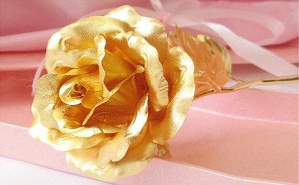 Các loại quà tặng 8/3 độc đáo như hoa hồng dát vàng, hoa sáp, hoa hồng ghi âm,… cũng rất được ưa chuộng