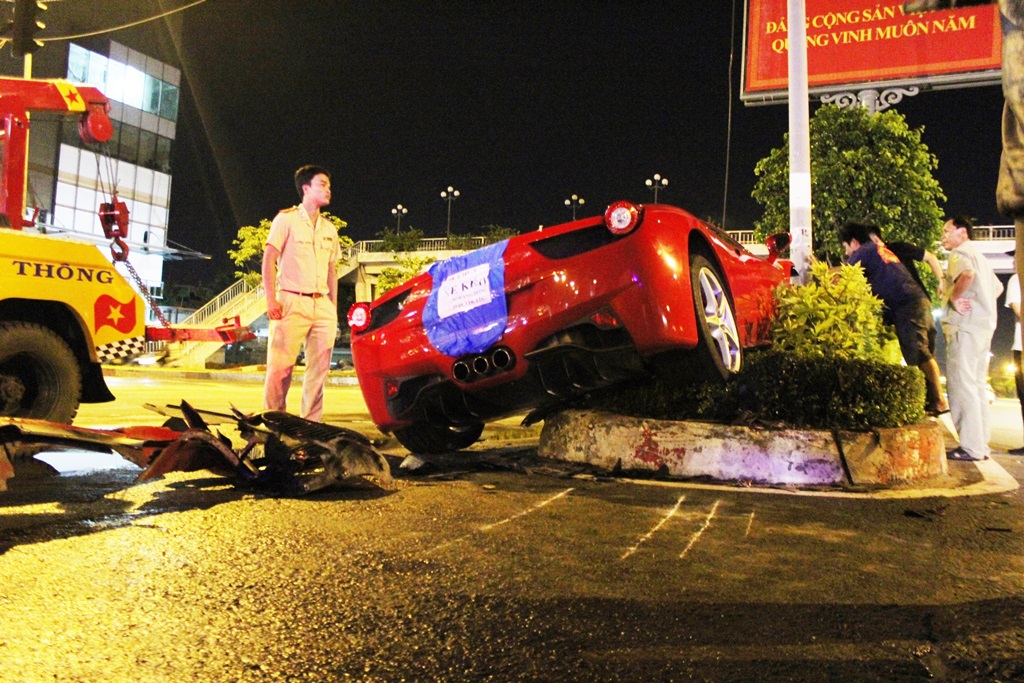 Cảnh sát giao thông TPHCM có mặt tại hiện trường vụ tai nạn giao thông để ‘giải cứu’ siêu xe Ferrari tiền tỷ