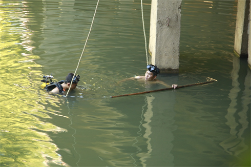 Lực lượng chức năng lặn tìm người phụ nữ nhảy sông tự sát