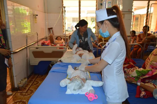 Hai cháu bé trong vụ đổ xăng thiêu sống cả nhà lúc cấp cứu tại Bệnh viện Đa khoa tỉnh Đắk Lắk