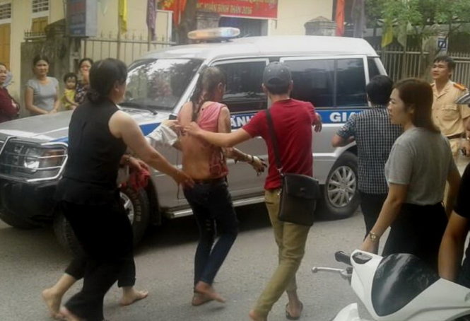 Lực lượng chức năng đến hiện trường điều tra vụ thiêu sống người dã man ở Quảng Trị. 