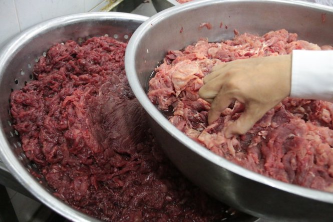 Từng miếng thịt lợn màu hồng sau một thời gian ngâm đã biến thành thịt bò giả với màu đỏ sậm