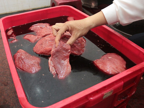 Chiêu biến thịt lợn thành thịt bò giả giúp cửa hàng ‘thịt sạch’ này kiếm lời bất chính gấp 6 lần