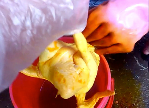 Cách nhận biết thịt gà bị nhuộm hóa chất