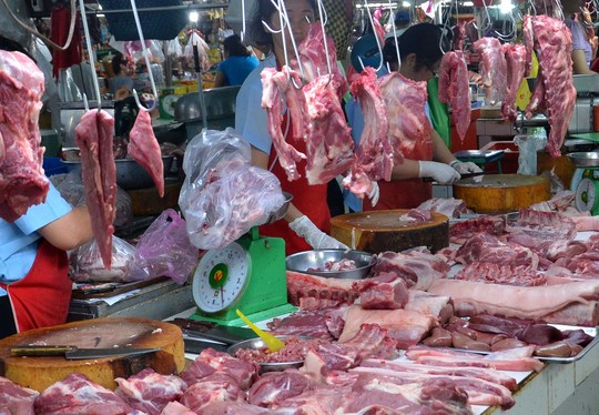 Thịt lợn bơm nước được bày bán tràn lan