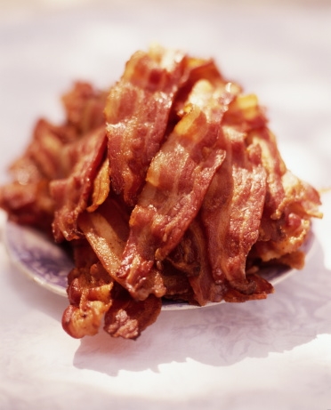 Thịt xông khói được phát hiện chứa nhiều chất béo, cholesterol và natri có haị.