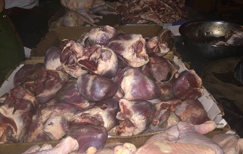 Hàng trăm kg thịt bẩn được bày bán tại chợ Phùng Khoang