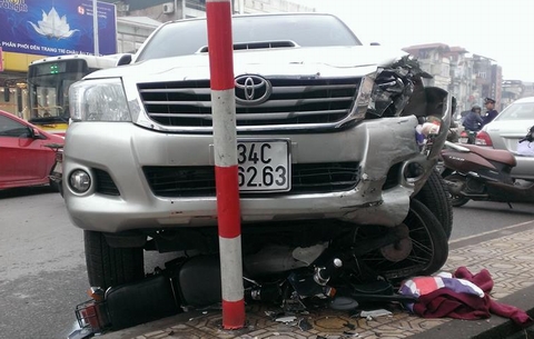Chiếc xe máy bị nghiền nát dưới gầm ô tô sau vụ tai nạn liên hoàn ở Hà Nội