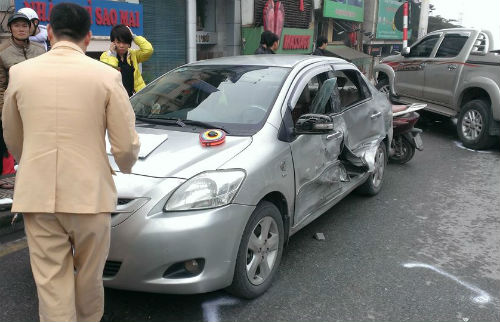 Chiếc ô tô Toyota Vios bị hư hỏng nặng sau vụ tai nạn liên hoàn ở Hà Nội