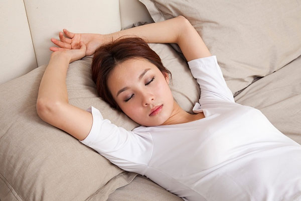 Thói quen có hại cho sức khỏe sinh sản nữ giới mà ít người ngờ tới là nằm ngửa khi ngủ