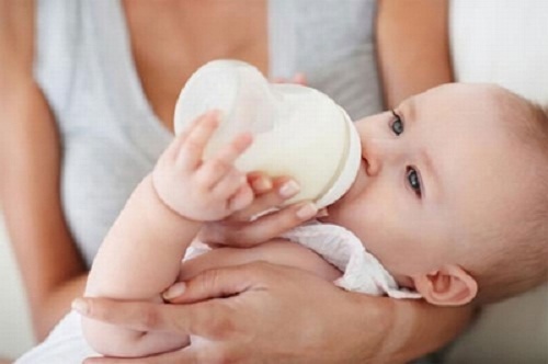 Sai lầm của các bà mẹ là thêm nước hoa quả vào sữa khi cho con ăn