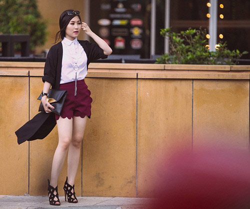 Hương Tràm nổi bật thời trang đón Tết 2015 với chân váu ngắn