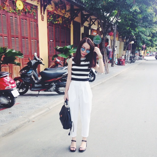 Yến Trang sành điệu khi kết hợp áo thun kẻ trắng đen với quần baggy trắng